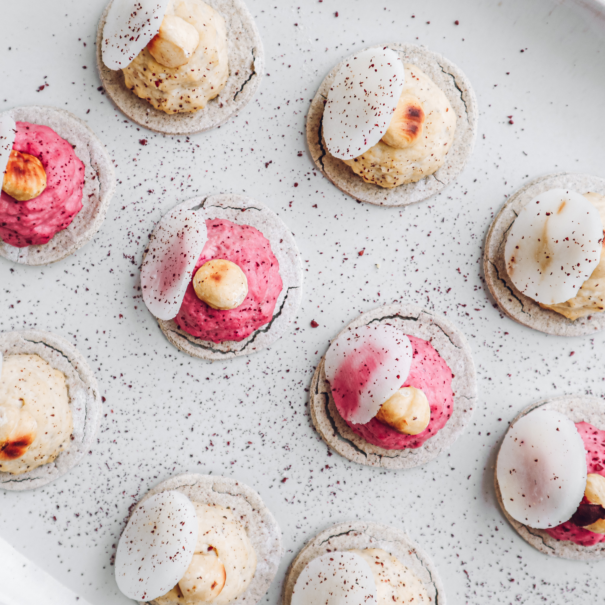 Crackers au sarrasin, topinambour, houmous, noisette