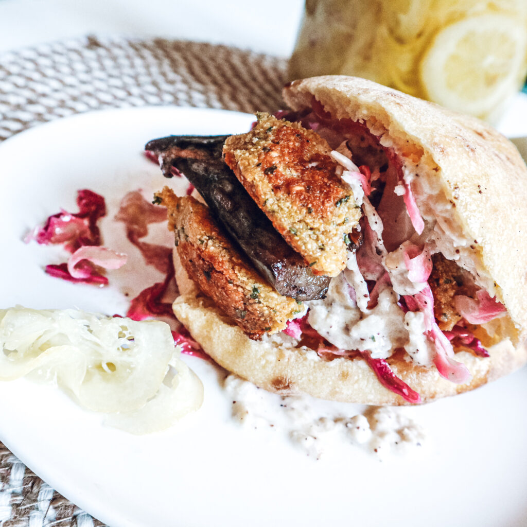 Pita aux falafels, aubergines grillées & légumes marinées