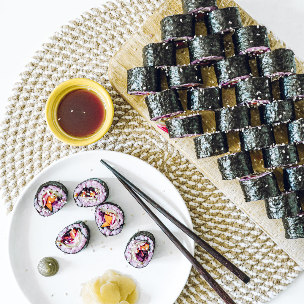 Makis au riz rose et légumes marinés