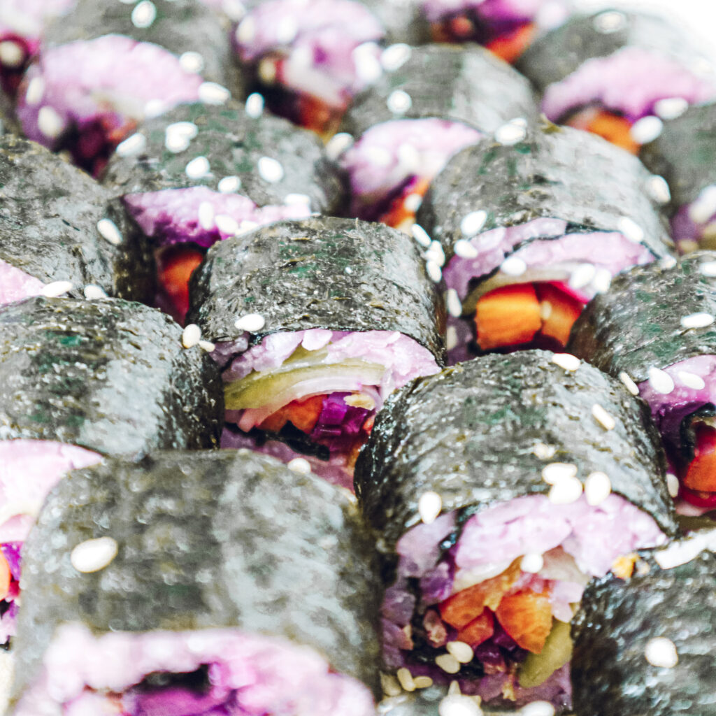 Makis au riz rose et légumes marinés