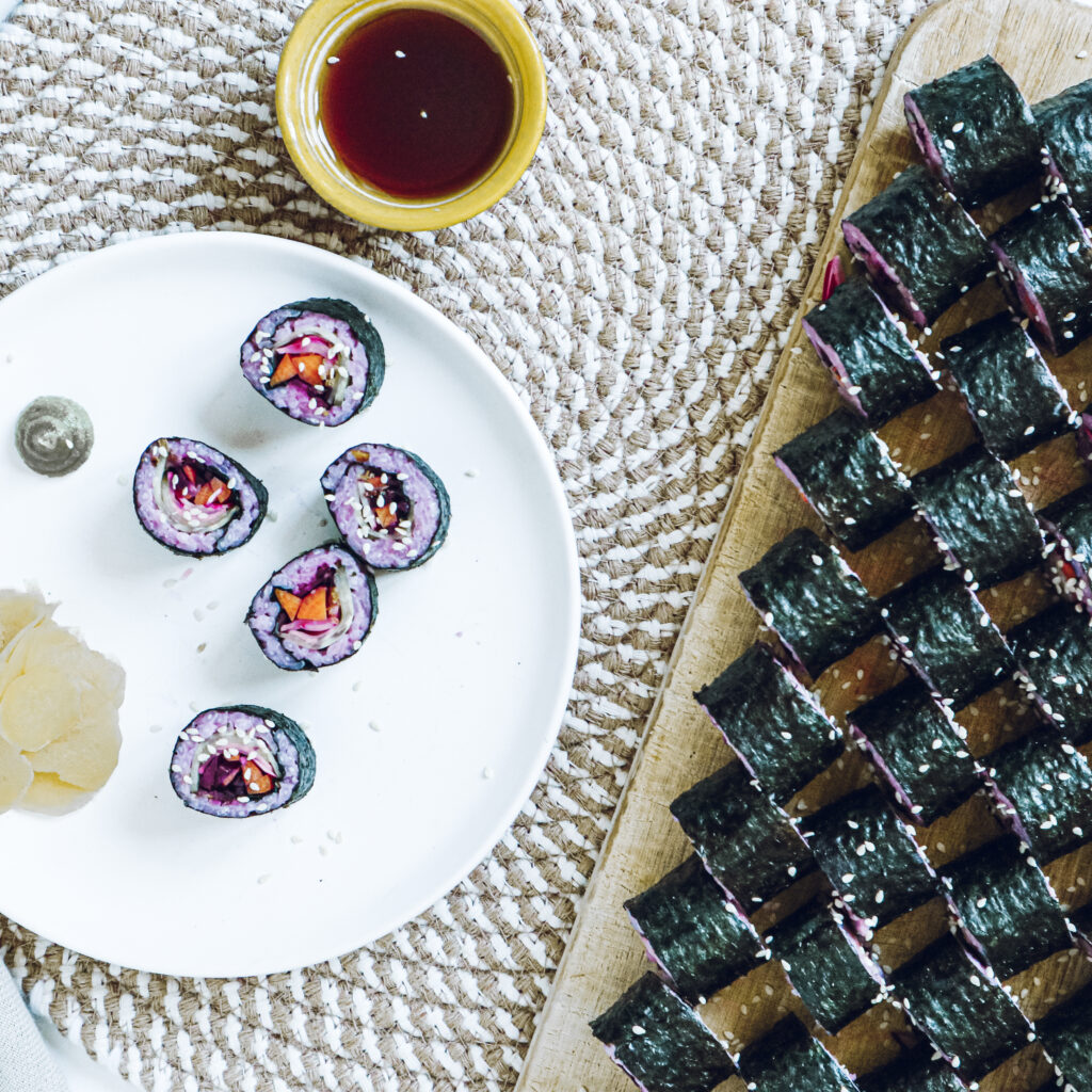 Makis au riz rose et légumes marinés