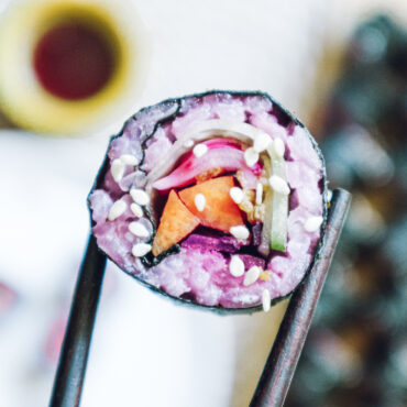 Makis au riz rose et légumes marinés