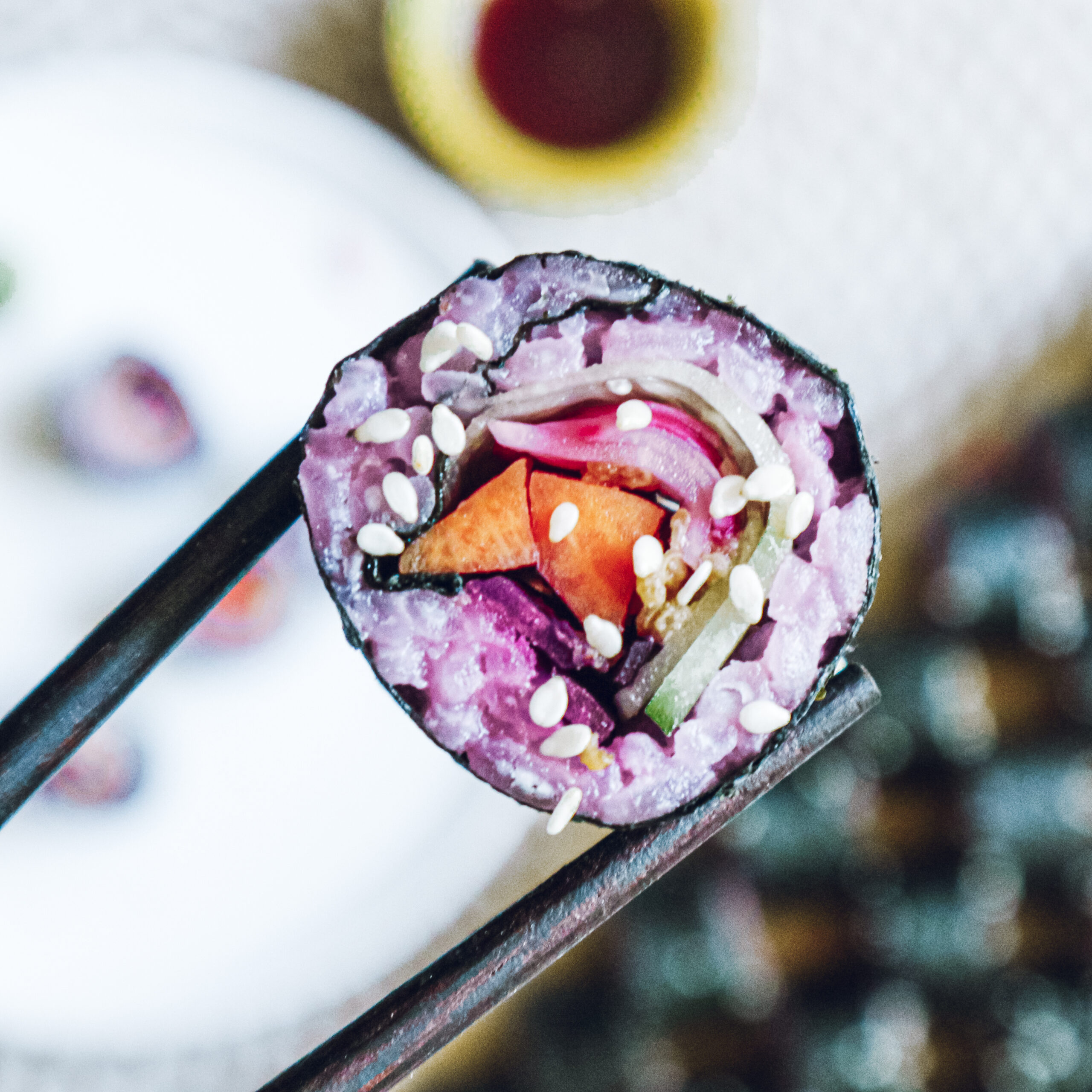 Makis au riz rose et légumes marinés