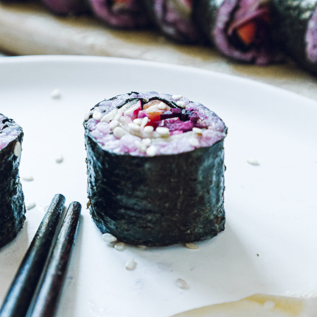 Makis au riz rose et légumes marinés