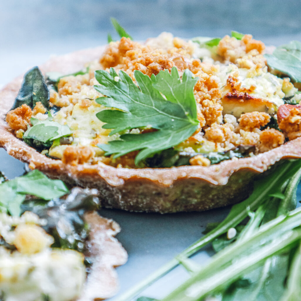 Tartelettes au chou kale, épinards, noix & fromage