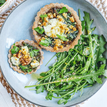 Tartelettes au chou kale, épinards, noix & fromage