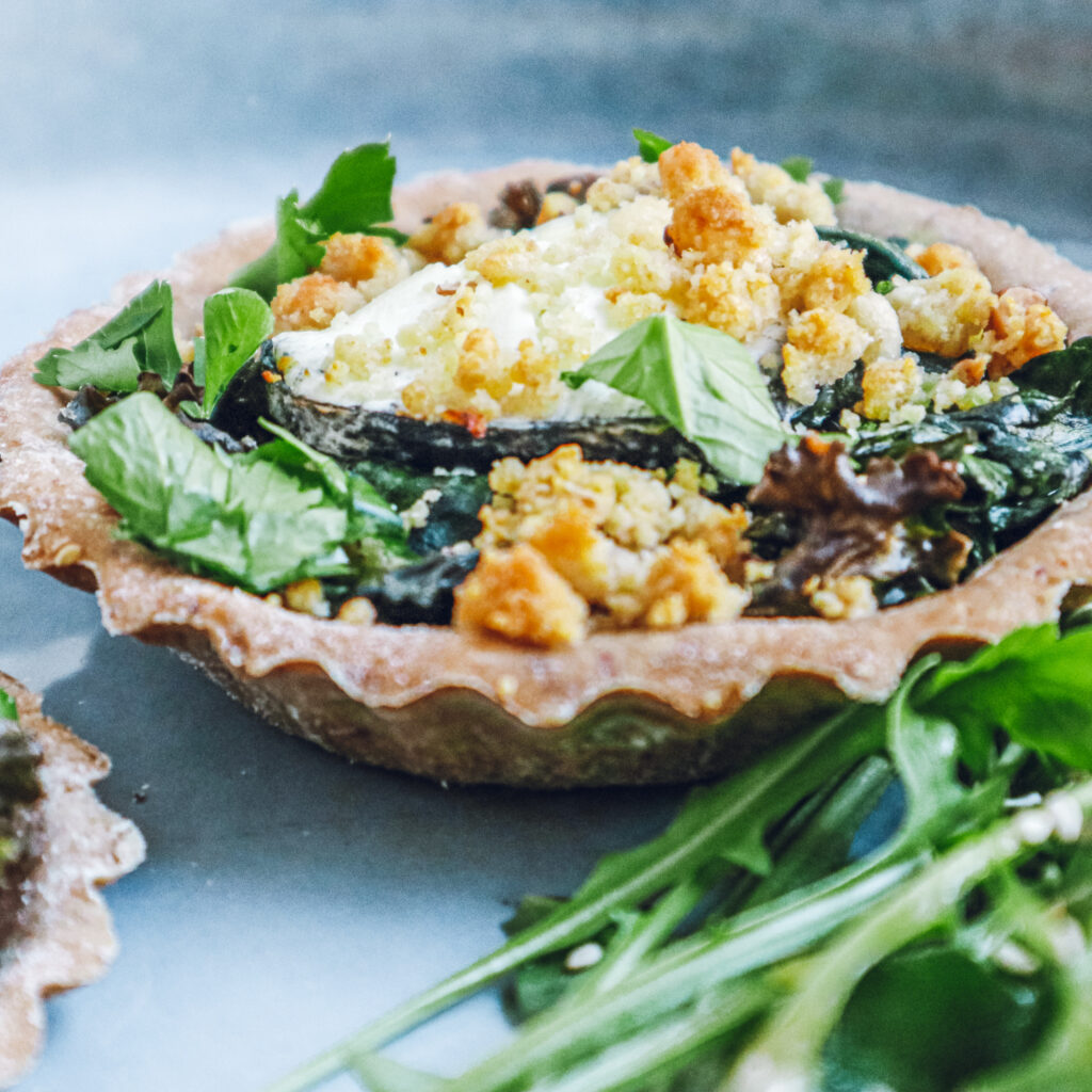 Tartelettes au chou kale, épinards, noix & fromage