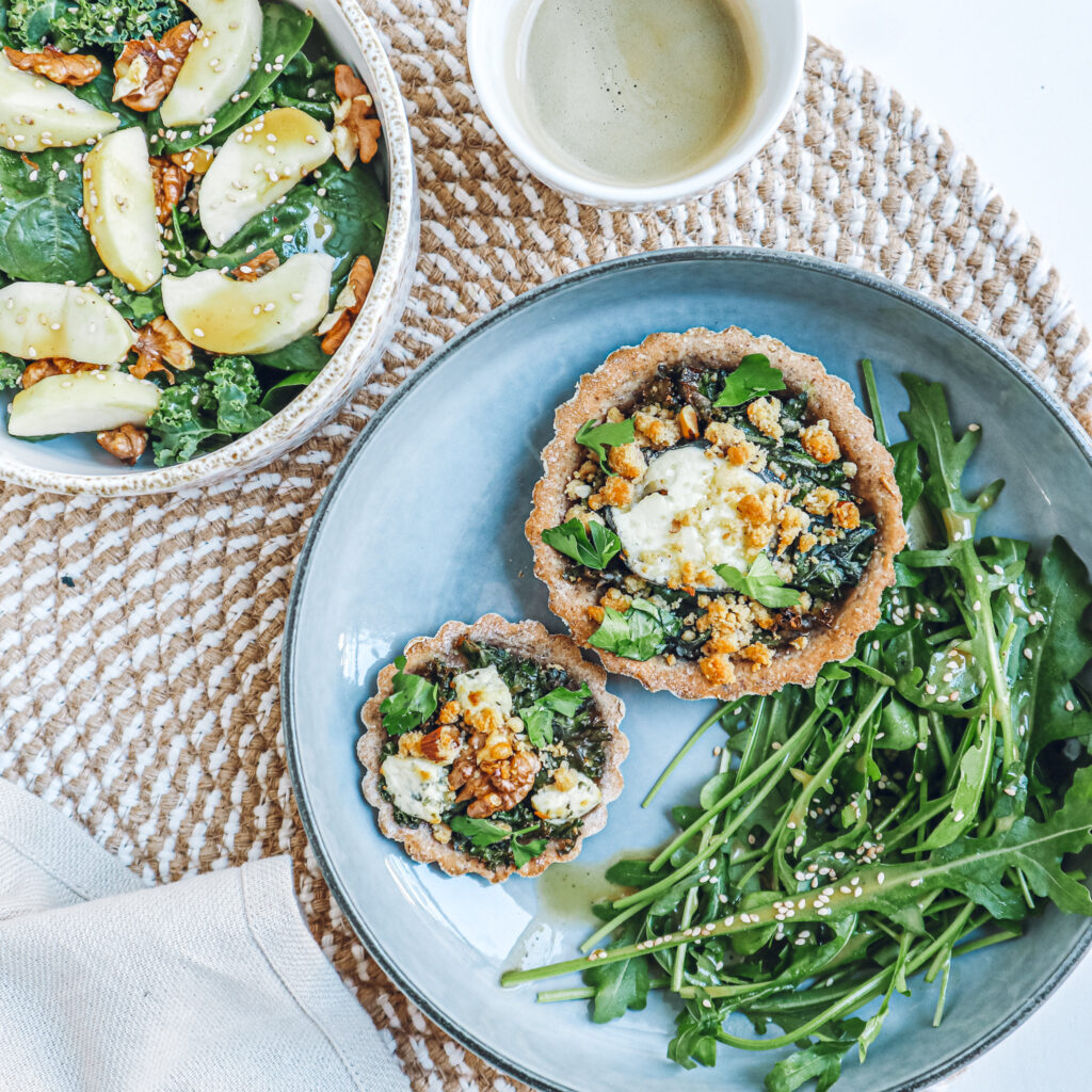 Tartelettes au chou kale, épinards, noix & fromage